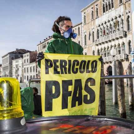 Miteni e Pfas 1965-2020, storia di un veleno finito nel sangue dei cittadini