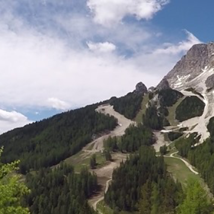 Cortina d’Ampezzo. I mondiali di sci alpino demoliscono le montagne della fata delle Dolomiti